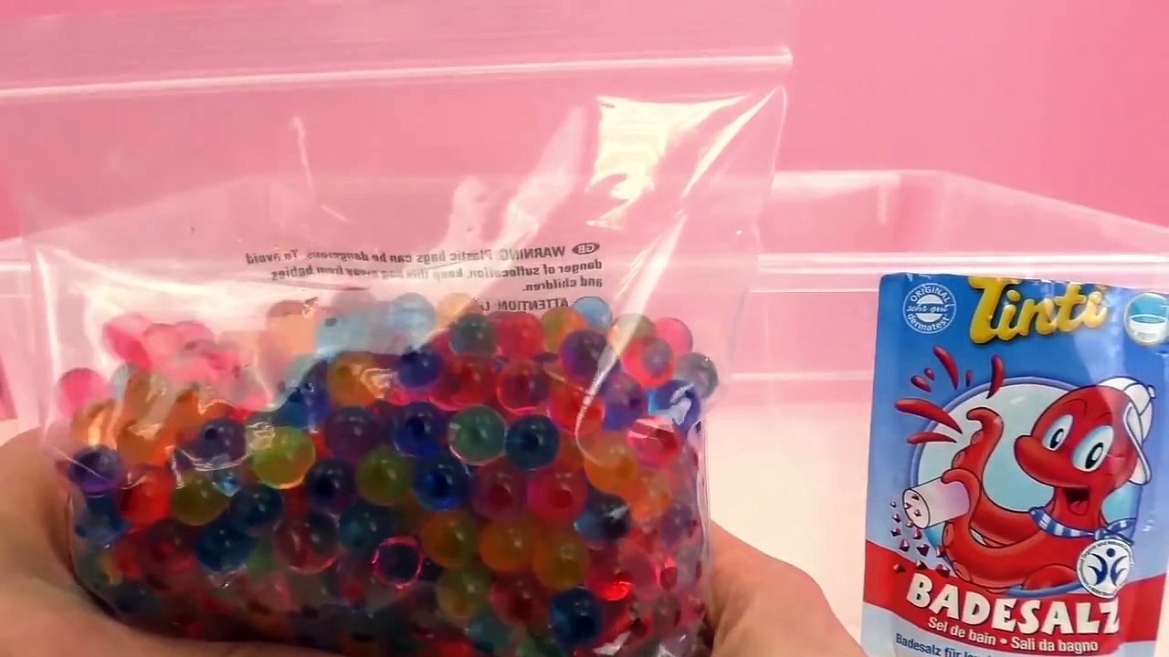 Mélange dOrbeez et de Tinti samuser dans le bain – Perles Orbeez versées dans un bain Ti