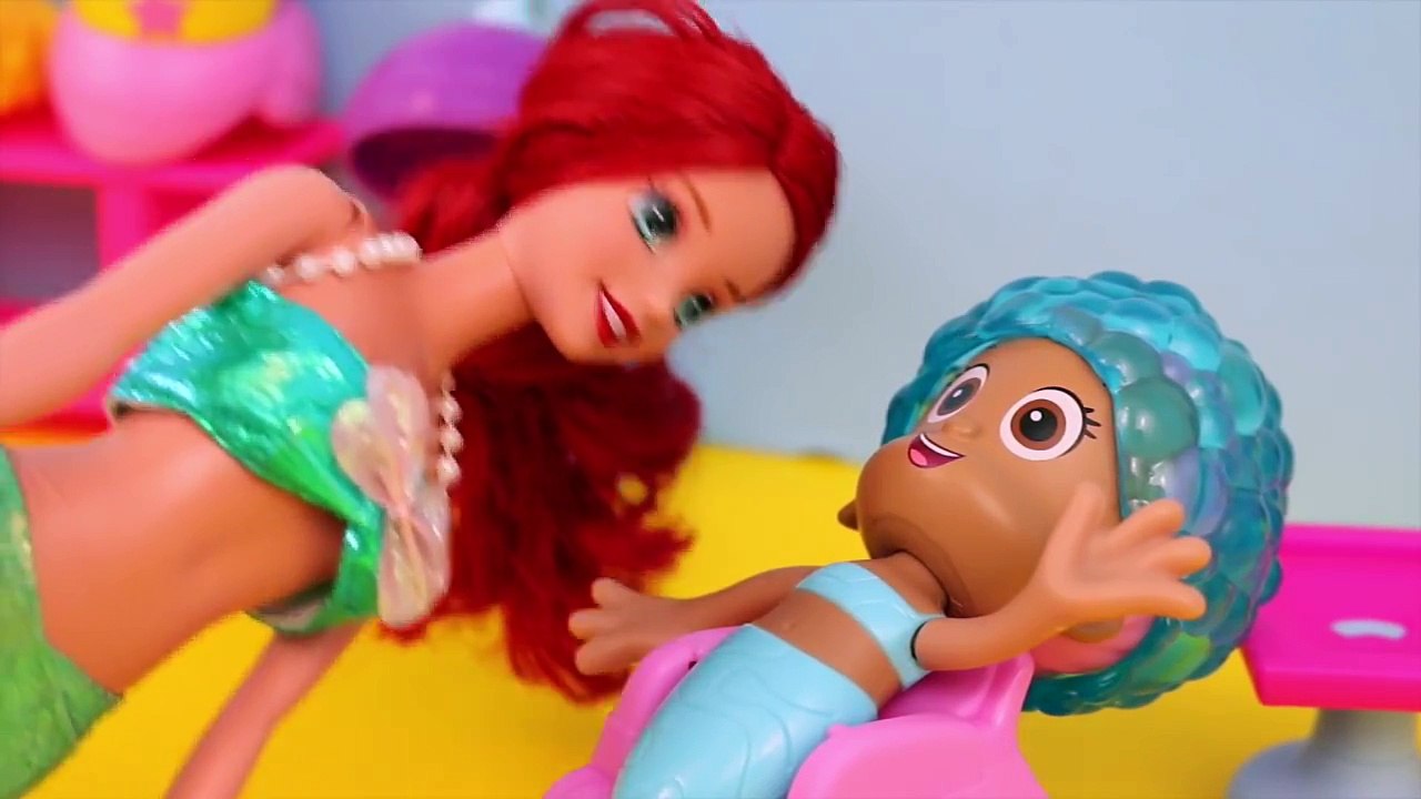 Elsa Barbie Mermaid Doll and Ariels Hair Salon with Bubble Guppie Molly DisneyCarToys Playset