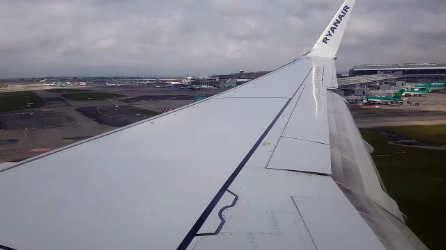 Ryanair 738 (FR665) landing Dublin Airport