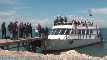İran Heyeti, Akdamar Adası'ndaki Surp Haç Kilisesi'ni Ziyaret Etti