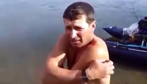 Ce russe à une drôle de façon pour attraper des poissons