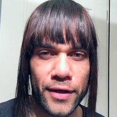 Daniel Alves usa peruca e imita namorada