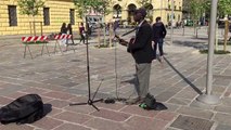 La rabbia della speranza di Alph, musicista di strada