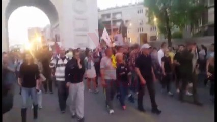 PROTESTUESIT NISEN PARA QEVERISE