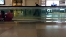 Des jeunes s'éclatent sur le tapis roulant d'un aéroport