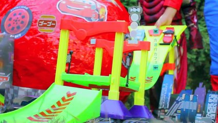 SPIDERMAN LIGHTNING MCQUEEN GIANT SURPRISE EGG EASTER HUNT TOYS CARS Disney real life battle