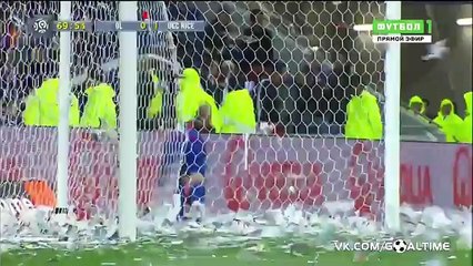 Les fans ont bombardé le terrain avec du papier toilette dans le match Lyon - Nice