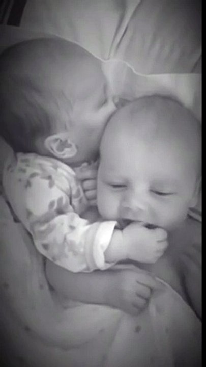 La maman entend son bébé pleurer, quand elle voit ça dans le lit, elle est sans mot!