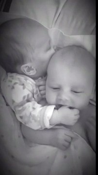 La maman entend son bébé pleurer, quand elle voit ça dans le lit, elle est sans mot!