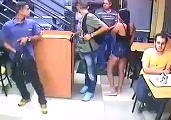 Un homme continue de manger pendant un braquage à main armé