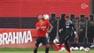 Ederson mostra carinho com a bola e esbanja habilidade em treino do Flamengo