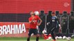 Ederson mostra carinho com a bola e esbanja habilidade em treino do Flamengo