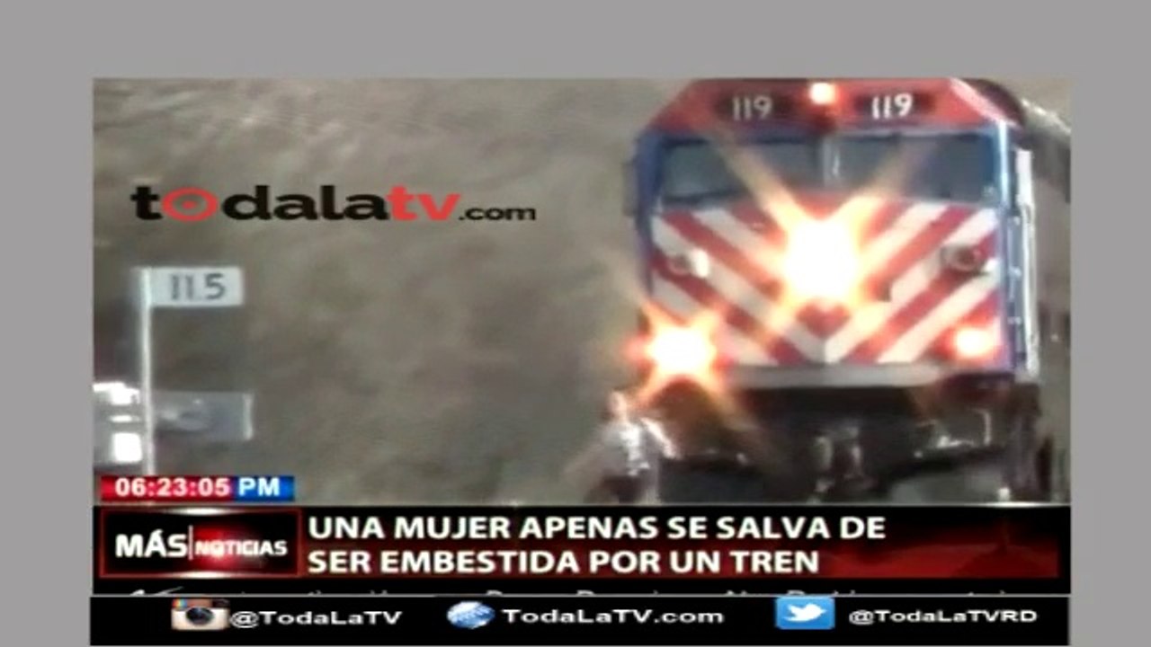 UNA MUJER SE SALVA DE SER EMBESTIDA POR UN TREN - MAS QUE NOTICIAS - VIDEO