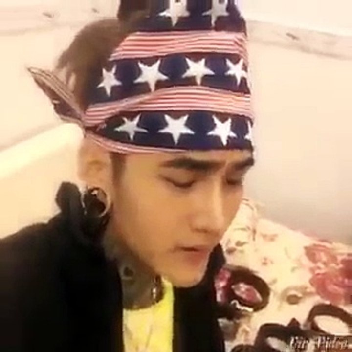 Hot Boy Xăm Trổ Khoe Đồ Hiệu