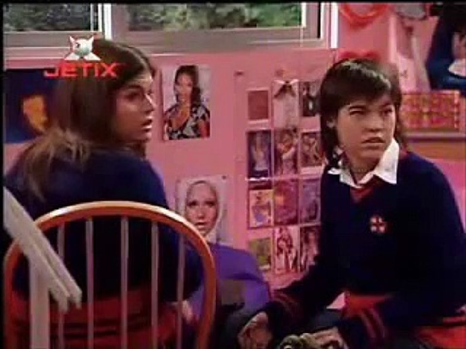 Mia se entera que Manuel/Miguel se acostó con Sabrina (Rebelde way VS Rebelde)