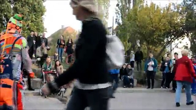 Mimo Karcocha en Allemagne à Berlin au parc Mauerpark - Vidéo drôle à mourire de rire