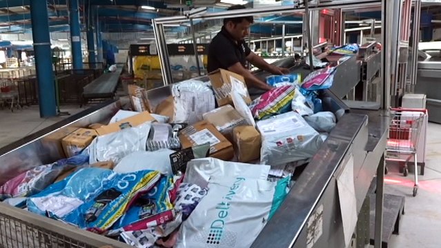 Falcon's High Speed Loop Parcel Sorter for logistics: Tilt Tray Sorter