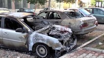 Report TV - Tiranë, digjen 4 automjete, dyshohet për një zjarrvënie të qëllimshme