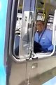 Le chauffeur de bus qu'il ne fallait pas emmerder.... Il explose une voiture