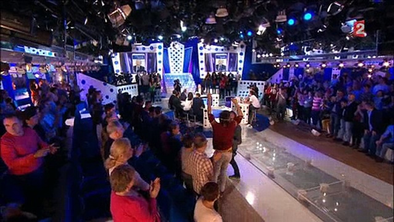 Des jeunes tentent d'envahir le plateau de France 2 alors que Laurent Ruquier reçoit Pierre Gattaz, le patron des patron sur le plateau de l'émission