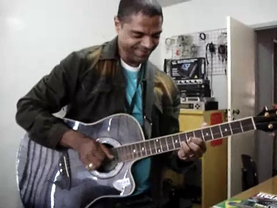 guitarrista Duda tocando Love of my life do Queen