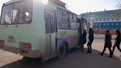 Сосиска опаздывает на автобус.