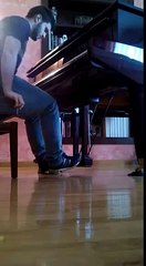 Il joue avec la pédale grinçante de son Piano ! Quel artiste !