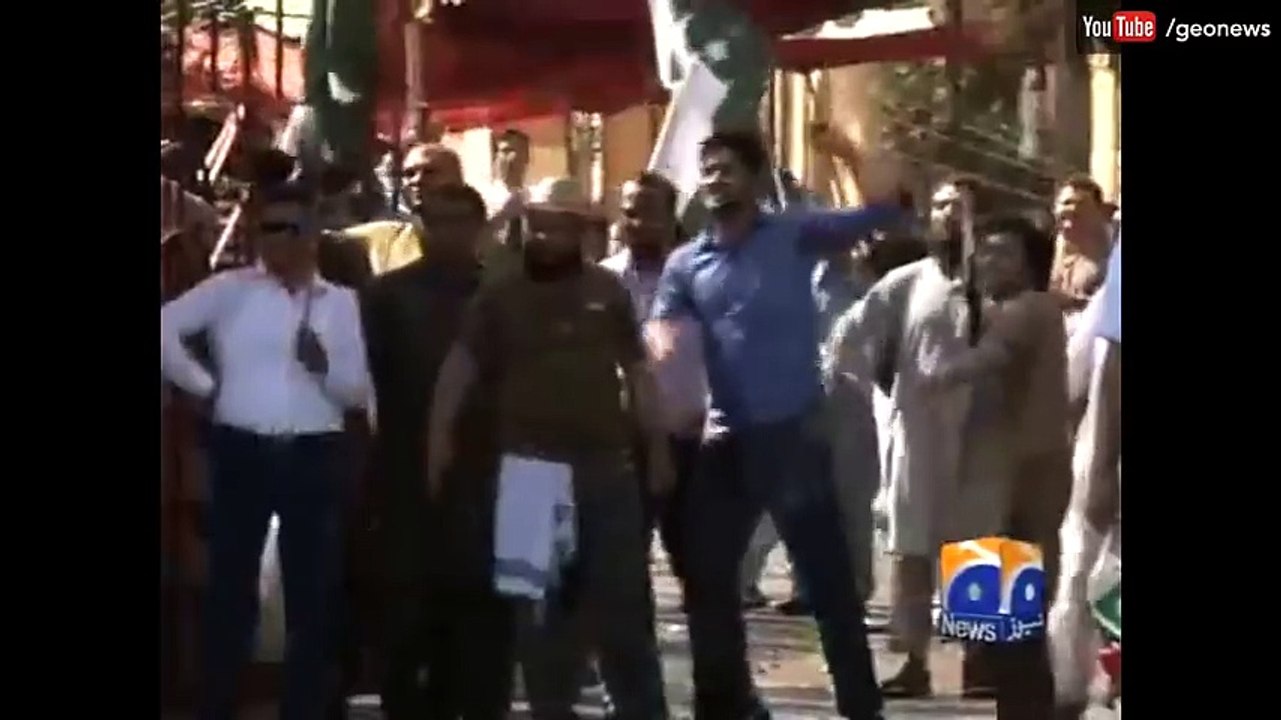 Police baton charge protesting teachers in Karachi 30 March 2016