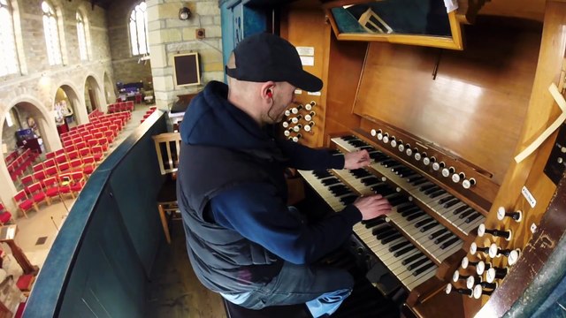 La BO d'Interstellar jouée sur un Orgue dans une Eglise.. Impressionnant !