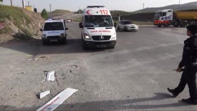 Servis Minibüsü ile Hafriyat Kamyonu Çarpıştı: 4 Yaralı