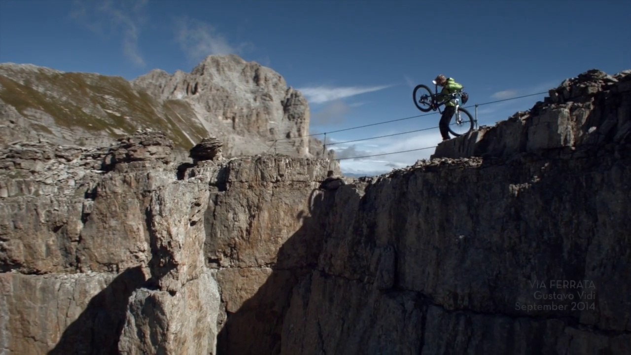 Descente de parois rocheuses de dingues en VTT !! Via Ferrata