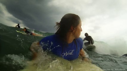 Enorme accident de surf - Elle se prend une planche de surf en pleine tête !!