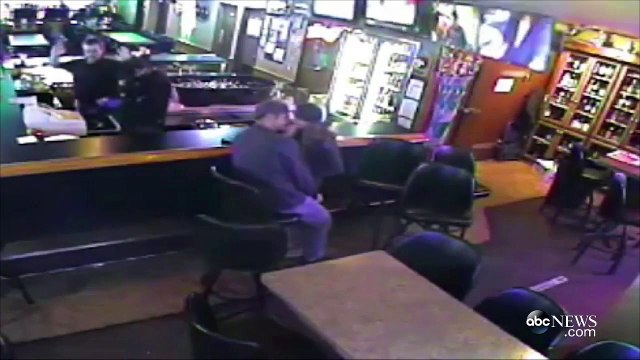 Ils sembrassent goulûment au bar pendant un vol à main armée juste devant eux