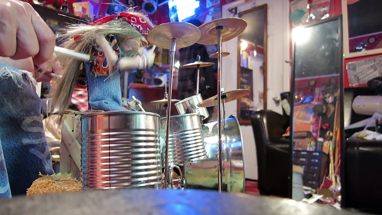 Une marionnette joue de la batterie