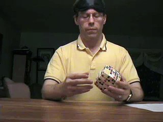 Mike Hughey résoud un V-Cube 7 en aveugle