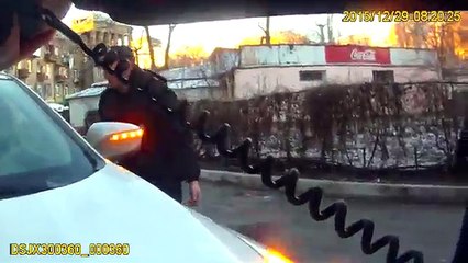 ШОК! Полиция применяет оружие по женщине