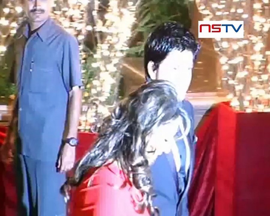 King Khan Celeberates Fan Success At Mannat