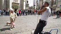 Una donna si ferma davanti ad un artista di strada: quello che sta per fare vi lascerà di stucco!