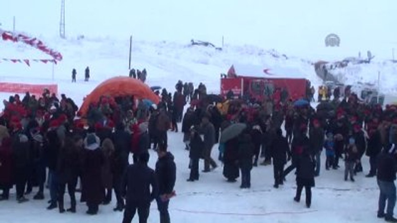 Kar Üzerinde Dünyanın En Büyük Horon Halkası Rekorunu Denediler