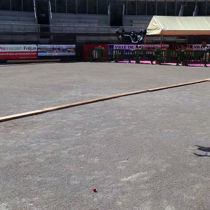 Une première dans les arènes de Fréjus, un drone pour filmer les champions de pétanque !