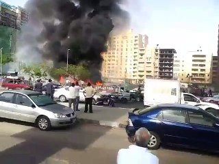 لحظة اشتعال النيران في 5 سيارات على كورنيش المعادي