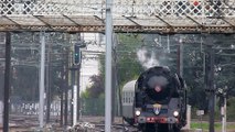 La locomotive à vapeur 241P17 arrive en gare de Tours