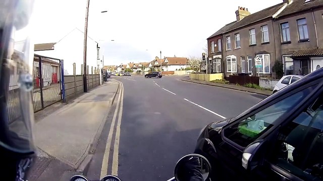 Ce motard va illuminer la journée d'un gamin. Magique