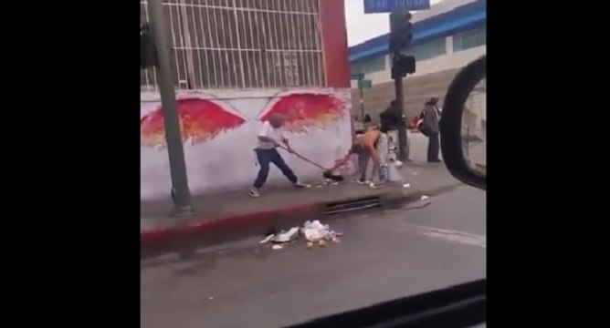 Il mange un méchant coup de pied bien mérité pour avoir trollé la mauvaise personne