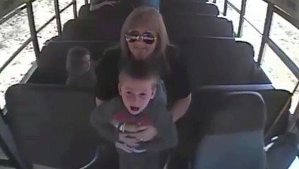 Elle sauve un enfant qui a avalé une pièce de monnaie dans un bus