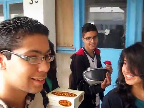 تلاميذ يفاجؤون أستاذهم و يحتفلون بعيد ميلاده في القسم