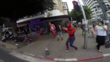 Aladdin se balade sur son tapis volant à Tel Aviv