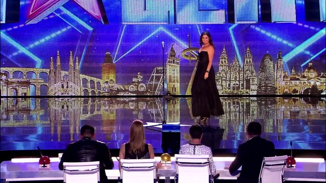 Cette femme arrache ses vêtements devant les juges. Puis, une vague dexcitation frappe la salle entière