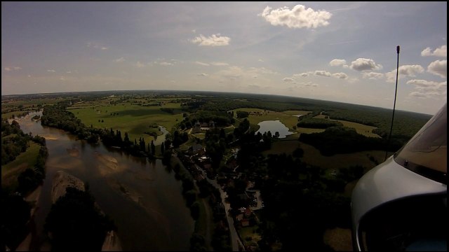 Décollage ULM sur un pré à vaches (Apremont sur Allier),...CHERVUDUCIEL_HD