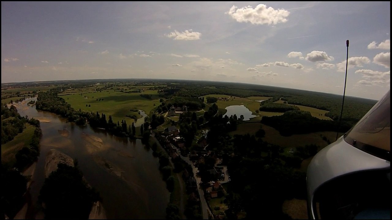 Décollage ULM sur un pré à vaches (Apremont sur Allier),...CHERVUDUCIEL_HD